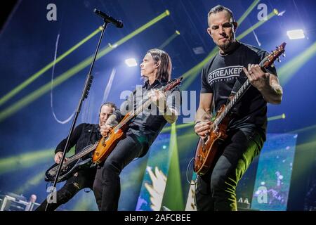 Nottingham, UK. 14 Dez, 2019. Myles Kennedy (Mitte), Mark Tremonti (rechts) & Brian Marshall (links) von Alter Bridge live auf der Bühne am Motorpoint Arena in Nottingham, UK. Credit: Andy Gallagher/Alamy leben Nachrichten Stockfoto