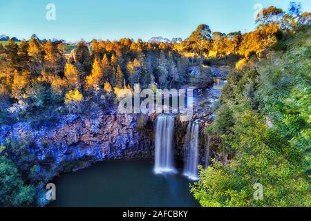 Scharfe Klippe der Dangar fällt in Dorrigo national Park von erhöhten Aussichtspunkt gesehen, rock Plateau zu Lava und erodierten Ziehen von frischem Wasser in Weichen Stockfoto