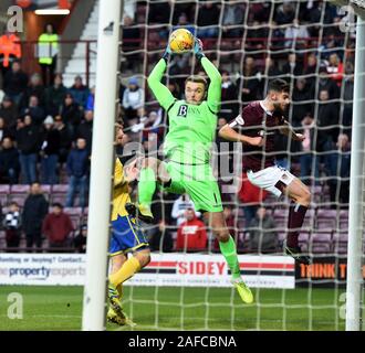 Tynecastle Park, Edinburgh, Schottland; Vereinigtes Königreich. 14. Dez 19. Herzen vs St Johnstone Scottish Premier League Match St Johnstone keeper Zander Clark spart vs Herzen. Stockfoto