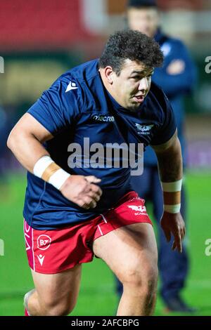 Llanelli, UK. 14. Dezember, 2019. Scarlets prop Javan Sebastian erwärmt sich vor den Scarlets v Bayonne Challenge Cup Rugby übereinstimmen. Credit: gruffydd Ll. Thomas/Alamy leben Nachrichten Stockfoto