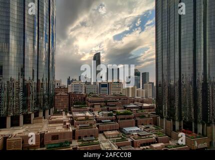 Luftbild der Innenstadt von Abu Dhabi Wahrzeichen - WTC (World Trade Center) und Abu Dhabi Skyline bei Sonnenuntergang Stockfoto