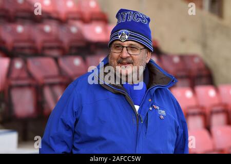 Swindon, UK. 14 Dez, 2019. SWINDON, ENGLAND - 14. Dezember Oldham Fans während der Sky Bet Liga 2 Übereinstimmung zwischen Swindon Town und Oldham Athletic in der Grafschaft Boden, Swindon am Samstag, den 14. Dezember 2019. (Credit: Eddie Garvey | MI Nachrichten) das Fotografieren dürfen nur für Zeitung und/oder Zeitschrift redaktionelle Zwecke verwendet werden, eine Lizenz für die gewerbliche Nutzung Kreditkarte erforderlich: MI Nachrichten & Sport/Alamy leben Nachrichten Stockfoto