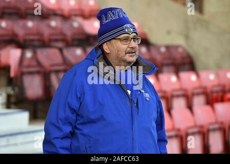 Swindon, UK. 14 Dez, 2019. SWINDON, ENGLAND - 14. Dezember Oldham Fans während der Sky Bet Liga 2 Übereinstimmung zwischen Swindon Town und Oldham Athletic in der Grafschaft Boden, Swindon am Samstag, den 14. Dezember 2019. (Credit: Eddie Garvey | MI Nachrichten) das Fotografieren dürfen nur für Zeitung und/oder Zeitschrift redaktionelle Zwecke verwendet werden, eine Lizenz für die gewerbliche Nutzung Kreditkarte erforderlich: MI Nachrichten & Sport/Alamy leben Nachrichten Stockfoto