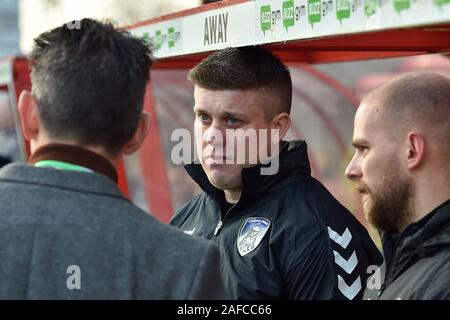 Swindon, UK. 14 Dez, 2019. SWINDON, ENGLAND - Dezember 14th Oldham Suart Irwin vor dem Sky Bet Liga 2 Übereinstimmung zwischen Swindon Town und Oldham Athletic in der Grafschaft Boden, Swindon am Samstag, den 14. Dezember 2019. (Credit: Eddie Garvey | MI Nachrichten) das Fotografieren dürfen nur für Zeitung und/oder Zeitschrift redaktionelle Zwecke verwendet werden, eine Lizenz für die gewerbliche Nutzung Kreditkarte erforderlich: MI Nachrichten & Sport/Alamy leben Nachrichten Stockfoto