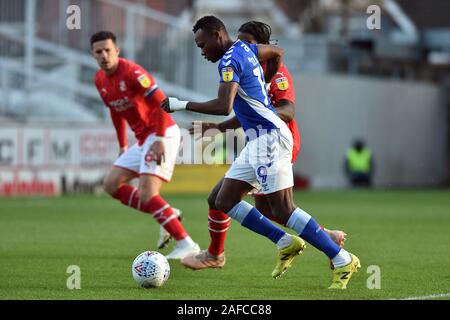 Swindon, UK. 14 Dez, 2019. SWINDON, ENGLAND - 14. Dezember Wunsch Segbe Azankpo von Oldham Athletic in Aktion während der Sky Bet Liga 2 Übereinstimmung zwischen Swindon Town und Oldham Athletic in der Grafschaft Boden, Swindon am Samstag, den 14. Dezember 2019. (Credit: Eddie Garvey | MI Nachrichten) das Fotografieren dürfen nur für Zeitung und/oder Zeitschrift redaktionelle Zwecke verwendet werden, eine Lizenz für die gewerbliche Nutzung Kreditkarte erforderlich: MI Nachrichten & Sport/Alamy leben Nachrichten Stockfoto