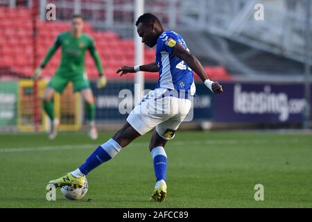 Swindon, UK. 14 Dez, 2019. SWINDON, ENGLAND - 14. Dezember Wunsch Segbe Azankpo von Oldham Athletic in Aktion während der Sky Bet Liga 2 Übereinstimmung zwischen Swindon Town und Oldham Athletic in der Grafschaft Boden, Swindon am Samstag, den 14. Dezember 2019. (Credit: Eddie Garvey | MI Nachrichten) das Fotografieren dürfen nur für Zeitung und/oder Zeitschrift redaktionelle Zwecke verwendet werden, eine Lizenz für die gewerbliche Nutzung Kreditkarte erforderlich: MI Nachrichten & Sport/Alamy leben Nachrichten Stockfoto