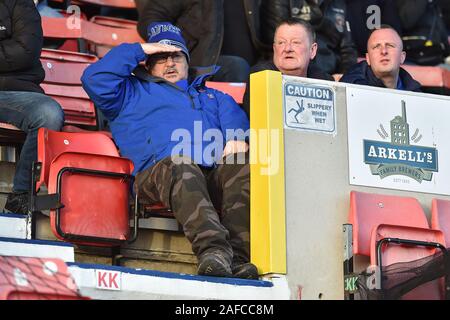 Swindon, UK. 14 Dez, 2019. SWINDON, ENGLAND - 14. Dezember Oldham Fans während der Sky Bet Liga 2 Übereinstimmung zwischen Swindon Town und Oldham Athletic in der Grafschaft Boden, Swindon am Samstag, den 14. Dezember 2019. (Credit: Eddie Garvey | MI Nachrichten) das Fotografieren dürfen nur für Zeitung und/oder Zeitschrift redaktionelle Zwecke verwendet werden, eine Lizenz für die gewerbliche Nutzung Kreditkarte erforderlich: MI Nachrichten & Sport/Alamy leben Nachrichten Stockfoto