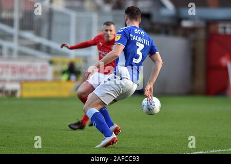 Swindon, UK. 14 Dez, 2019. SWINDON, ENGLAND - 14. Dezember Alex Iacovitti von Oldham Athletic in Aktion während der Sky Bet Liga 2 Übereinstimmung zwischen Swindon Town und Oldham Athletic in der Grafschaft Boden, Swindon am Samstag, den 14. Dezember 2019. (Credit: Eddie Garvey | MI Nachrichten) das Fotografieren dürfen nur für Zeitung und/oder Zeitschrift redaktionelle Zwecke verwendet werden, eine Lizenz für die gewerbliche Nutzung Kreditkarte erforderlich: MI Nachrichten & Sport/Alamy leben Nachrichten Stockfoto