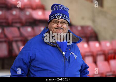 Swindon, UK. 14 Dez, 2019. SWINDON, ENGLAND - 14. Dezember Oldham Fans während der Sky Bet Liga 2 Übereinstimmung zwischen Swindon Town und Oldham Athletic in der Grafschaft Boden, Swindon am Samstag, den 14. Dezember 2019. (Credit: Eddie Garvey | MI Nachrichten) das Fotografieren dürfen nur für Zeitung und/oder Zeitschrift redaktionelle Zwecke verwendet werden, eine Lizenz für die gewerbliche Nutzung Kreditkarte erforderlich: MI Nachrichten & Sport/Alamy leben Nachrichten Stockfoto