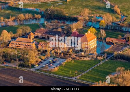 Luftbild, Schloss Oberwerries ist ein 2-winged Wasserburg in den Lippeauen der Hammer Bezirk Hamm-Heessen. wassergräben nach dem Bau nicht Stockfoto