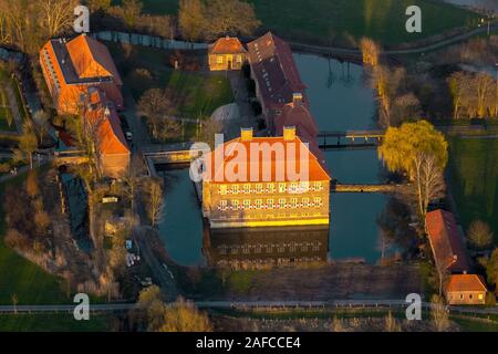 Luftbild, Schloss Oberwerries ist ein 2-winged Wasserburg in den Lippeauen der Hammer Bezirk Hamm-Heessen. wassergräben nach dem Bau nicht Stockfoto