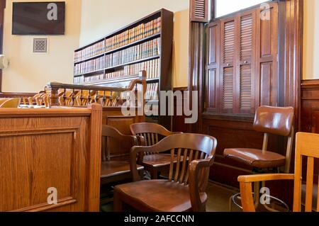 DALLAS, Oregon - 11. MAI 2015: Gesetz Bücher sind hinter der Jury Box in einem Courtoom im Polk County Courthouse ad Acta gelegt Stockfoto