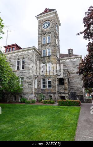 Dallas, Oregon - 11. Mai 2015: ein Gehweg führt zu die Polk County Courthouse Stockfoto