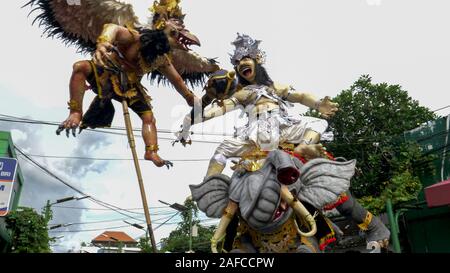 KUTA, Indonesien - März, 16, 2018: ein ogoh-ogoh auf einem Kuta Straße von Bali, Stockfoto