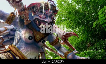 KUTA, Indonesien - März 16, 2018: Spinning ogoh-ogoh auf einem Kuta Straße vor der nyepi Parade Stockfoto