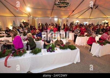 Washington, Vereinigte Staaten von Amerika. 11 Dez, 2019. Zweite Frau Karen Pence schmückt Weihnachten Kränze mit Kongress Ehegatten Mittwoch, Dezember 11, 2019, an der Vizepräsident PresidentÕs Residence in Washington, D.C Menschen: Zweite Frau Karen Pence Credit: Stürme Media Group/Alamy leben Nachrichten Stockfoto