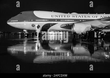 Washington, Vereinigte Staaten von Amerika. 10 Dez, 2019. Präsident Donald J. Trumpf boards Air Force One bei Joint Base Andrews, Md. Dienstag, 10.12.2019, en route to Hershey, PA Personen: Credit: Stürme Media Group/Alamy leben Nachrichten Stockfoto