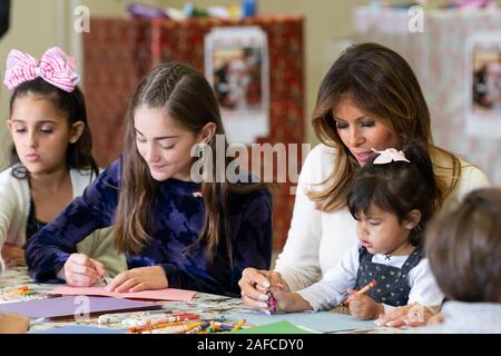 Washington, Vereinigte Staaten von Amerika. 09 Dez, 2019. First Lady Melania Trump Weihnachtskarten schreibt an die Truppen mit Kindern an einem Spielzeug für Tots Weihnachtsfeier Montag, Dezember 9, 2019, in gemeinsamen Basis Anacostia-Bolling in Washington, DC: First Lady Melania Trump Credit: Stürme Media Group/Alamy leben Nachrichten Stockfoto