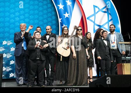 Hollywood, Vereinigte Staaten von Amerika. 07 Dez, 2019. Präsident Donald J. Trumpf begrüßt die Shalva Band, Darsteller auf der Israelischen Amerikanischer Rat nationalen Gipfel Samstag, Dezember 7, 2019, in Hollywood, Fla Personen: Präsident Donald J. Trumpf Credit: Stürme Media Group/Alamy leben Nachrichten Stockfoto