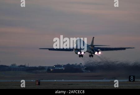 A B-1B Lancer Flugzeug während eines Bomber Agile Combat Beschäftigung Übung an der Naval Air Station Fort Worth gemeinsame Reserve Base, Texas, 12. Dezember 2019. Flieger mit der 7 Aircraft Maintenance Squadron durchgeführt minimum Regenerationszeit Wartung auf der B-1B Lancer Flugzeuge. Während dieser Zeit, sie prüften die Verkehrstüchtigkeit und die Fähigkeit zum Bedienen von Fliegern aus mehreren Karriere Felder, die zusammen kommen, das Flugzeug zu starten. (U.S. Air Force Foto: Staff Sgt. David Owsianka) Stockfoto