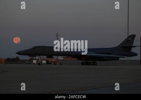 A B-1B Lancer Flugzeug sitzt auf dem Flug bei einem Bomber Agile Combat Beschäftigung Übung an der Naval Air Station Fort Worth gemeinsame Reserve Base, Texas, 12. Dezember 2019. Diese Übung aktiviert die Flieger ihre Fähigkeit zu leicht an die Anforderungen des Betriebes anpassen und dem Wettbewerb, Abschreckung und in Zukunft macht Wettbewerben grossen und kleinen Gewinnen zu testen. (U.S. Air Force Foto: Staff Sgt. David Owsianka) Stockfoto