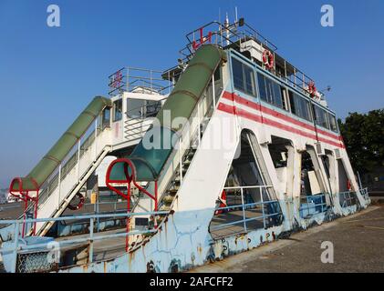 KAOHSIUNG, TAIWAN - 1. DEZEMBER 2019: Ein vintage Cross Harbour Fähre, ist heute nicht mehr in Betrieb. Stockfoto