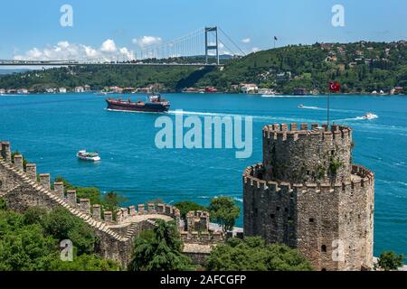 Ein Blick von der Ruinen von Rumeli Hisari (Festung) in Istanbul in der Türkei über den Bosporus auf die Fatih Sultan Mehmet Brücke suchen. Stockfoto