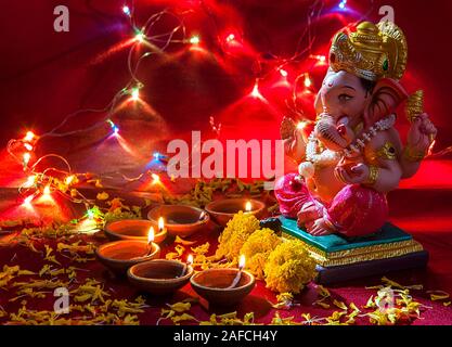 Ton diya Leuchten mit Lord Ganesha während Diwali feiern. Grüße Card Design indisch-hinduistischen Licht Festival namens Diwali Stockfoto