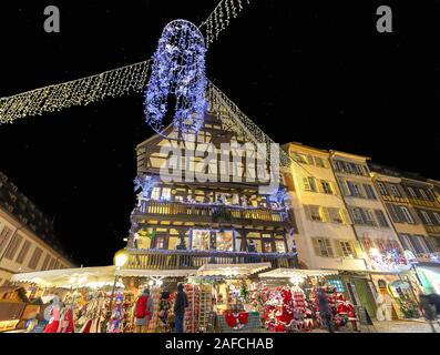 Weihnachtsmarkt zwischen traditionellen Fachwerkhäuser der Stadt Straßburg, Elsass, Frankreich Stockfoto