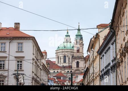 Kirche St. Nikolaus, auch Kostel Svateho Mikulase, in Prag, Tschechische Republik, mit seinem Wahrzeichen Dome in der Nähe von Straßen mit typisch barocke gesehen Stockfoto