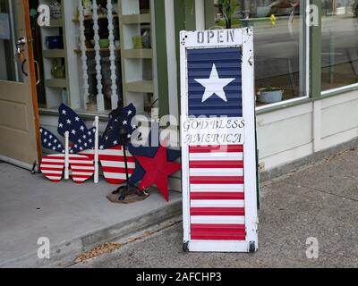 FINGER LAKES, NY, USA - Mai 2019: malerische Altstädte in der Finger Lakes Region alten Hauptstraße Schaufenster, oft für antiken Geschäften erhalten. Stockfoto