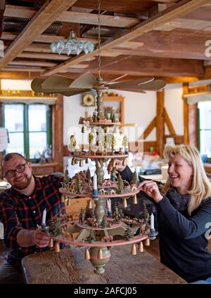 11 Dezember 2019, Sachsen, Seiffen: Andreas Werner und Jacqueline Lorenz Arbeit in der Werkstatt der Holz- Spielzeughersteller und reifen Dreher Christian Werner in Seiffen auf eine Pyramide, auf der die so genannte reifen Tiere gefunden werden können. Spezielle Drehwerkzeuge werden verwendet, das Profil der Figur in das nasse Holz zu drehen. Nur nach der Trennung wird die Silhouette der Abbildung selbst offenbaren. Die Rohlinge werden später geschnitzt, geklebt und bemalt. Die Technologie, die in der kleinen Werkstatt mit seinen sechs Mitarbeitern ist immer noch die gleiche wie vor 200 Jahren, als die Drehung der Reifen im Erzgebirge gestartet wurde. Die Stockfoto