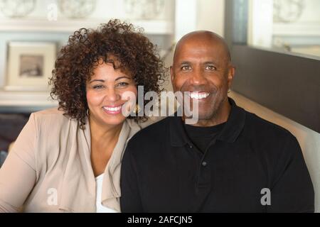 Porträt eines reifen Mixed Race Paar lächelnd. Stockfoto
