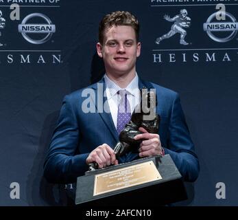 New York, NY - 14. Dezember 2019: Quarterback Joe Fuchsbau der LSU Tiger Gewinner der 85. jährlichen Heisman Trophy wirft mit Trophäe im Marriott Marquis Hotel Stockfoto