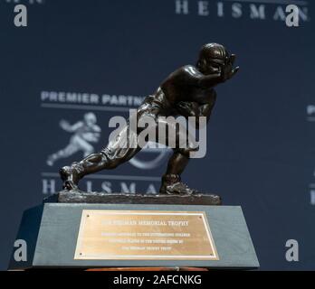 New York, Vereinigte Staaten. 14 Dez, 2019. Heisman Trophy Trophy auf dem Display im Marriott Marquis Hotel (Foto von Lew Radin/Pacific Press) Quelle: Pacific Press Agency/Alamy leben Nachrichten Stockfoto