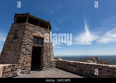 Der Stein und Mörtel Gebäude von Black Elk Lookout, früher genannt Harney Peak Lookout, vor blauem Himmel mit einem weit entfernten Querformat auf einem sonnigen da Stockfoto