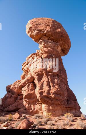 Der kultige Balanced Rock im Arches National Park in Utah, USA Stockfoto