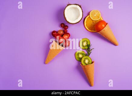 Eis mit natürlichen Früchten. Konzept der echten und biologische Früchte. Lila Hintergrund Stockfoto
