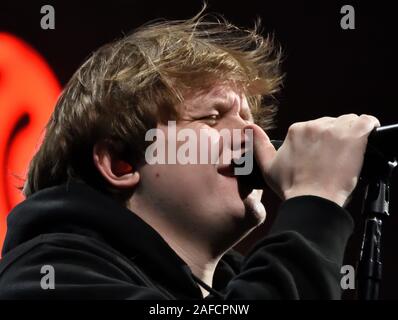 PHILADELPHIA, PA, USA - Dezember 11, 2019: Lewis Capaldi auf der Q102 iHeartRadio Jingle Ball bei Wells Fargo Center. Stockfoto