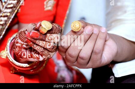 Eine indische Braut und Bräutigam ihre Verlobungsringe während einer hinduistischen Hochzeit Ritual zeigt Stockfoto