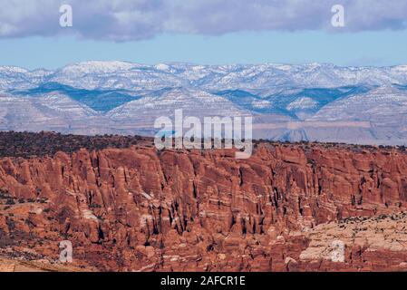 Feuriger Ofenbereich vom Panorama Point über den Salt Valley Wash im Arches National Park, Utah Stockfoto