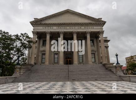 Fassade des United States Custom House Gebäude in Charleston, South Carolina, an einem regnerischen Tag Stockfoto