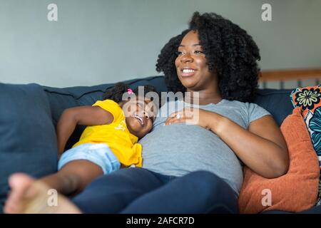 African American schwangere Mutter und ihrer Tochter. Stockfoto