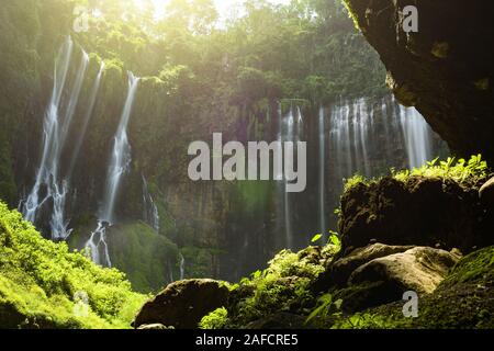 Atemberaubende Aussicht auf die Tumpak Sewu Wasserfälle auch als Amir Chupan Sewu bekannt. Tumpak Sewu Wasserfälle sind eine touristische Attraktion in Ostjava, Indonesien. Stockfoto