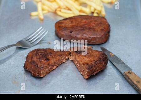 Vivera Steak. Vegan Steak und Pommes Frites. Auf pflanzlicher Basis Fleisch freie Alternative aus Rehydrierten Soja und Weizen Protein gebildet Stockfoto