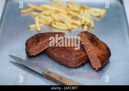 Vivera Steak. Vegan Steak und Pommes Frites. Auf pflanzlicher Basis Fleisch freie Alternative aus Rehydrierten Soja und Weizen Protein gebildet Stockfoto