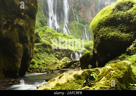 Atemberaubende Aussicht auf die Tumpak Sewu Wasserfälle auch als Amir Chupan Sewu bekannt. Tumpak Sewu Wasserfälle sind eine touristische Attraktion in Ostjava, Indonesien. Stockfoto