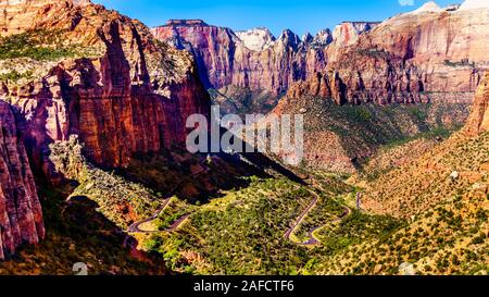 Zion Canyon, mit dem Zion-Mount Carmel Highway auf dem Boden des Canyons, gesehen von der Oberseite des Canyon Trail Übersehen im Zion National Park, UT, USA Stockfoto