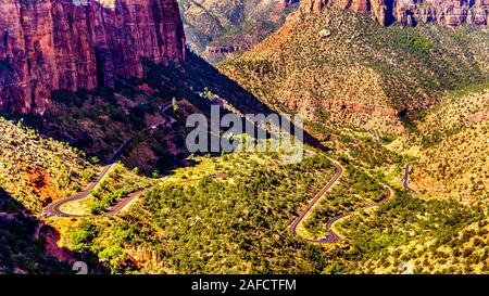 Zion Canyon, mit dem Zion-Mount Carmel Highway auf dem Boden des Canyons, gesehen von der Oberseite des Canyon Trail Übersehen im Zion National Park, UT, USA Stockfoto
