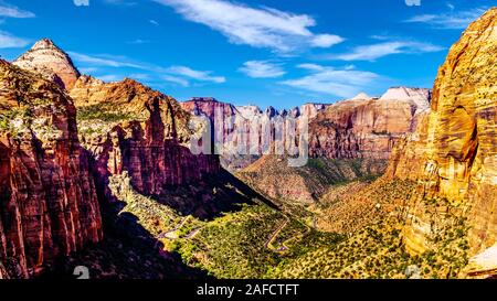 Zion Canyon, mit dem Zion-Mount Carmel Highway auf dem Boden des Canyons, gesehen von der Oberseite des Canyon Trail Übersehen im Zion National Park, UT, USA Stockfoto